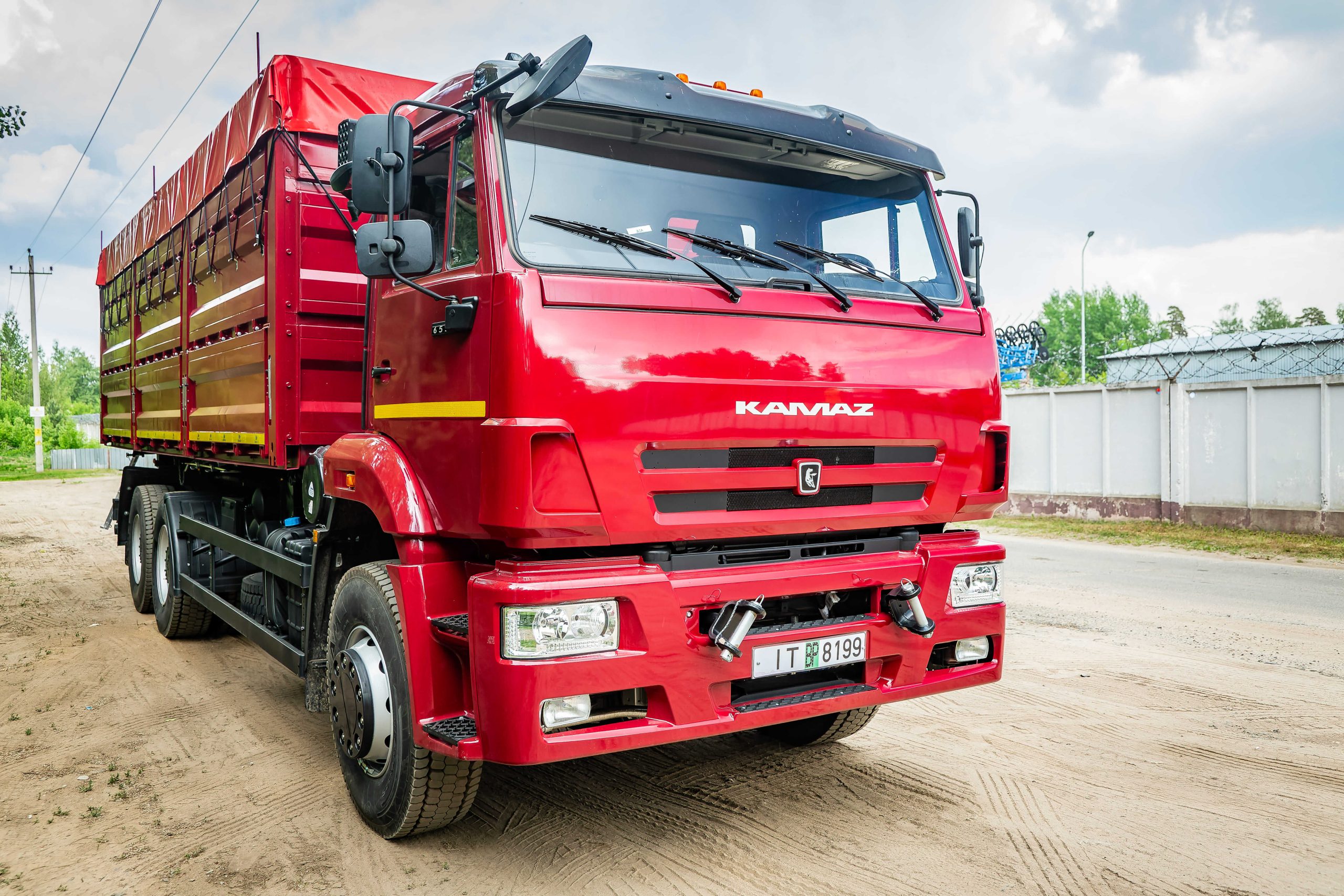 Самосвал-зерновоз на шасси КАМАЗ-6520 с боковой разгрузкой